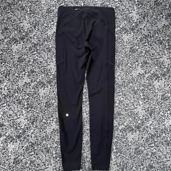 Black Lululemon leggings with mid-rise fit and side pockets - Picture 3 of 7
